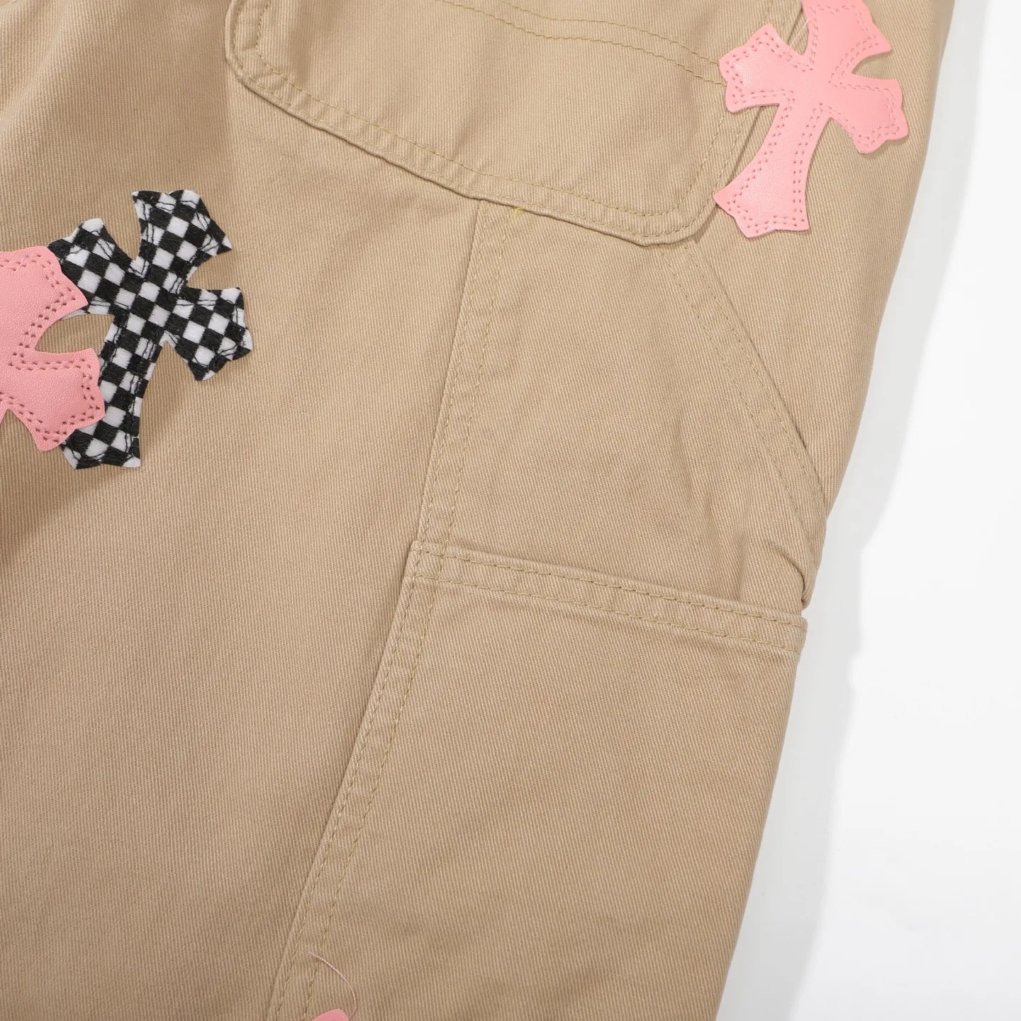 P270 CHROME HEARTS 2025 new khaki logging pink checkerboard cross leather couple style loose jeans Top ceiling quality Styles with different washed textures are very friendly to people with thin legs and thick legs. The straight and loose version is very flattering to the leg shape. The moderate length will never go out of style, easy to match with casually, the basic styling of various styles, a must-have in the wardrobe! The fabric is stiff but also makes the upper body soft without losing texture. The washing process is even more perfect. It is a must-have item for everyone! ! ! Color: Khaki Size: 28/30/32/34 Waist: 75/80/85/90 Knee: 45.5/47/48.5/50 Pants length: 102/104/106/108